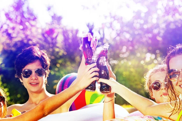 Großaufnahme Einer Gruppe Von Kindern Sitzen Aufblasbaren Donut Trinken Limonade — Stockfoto