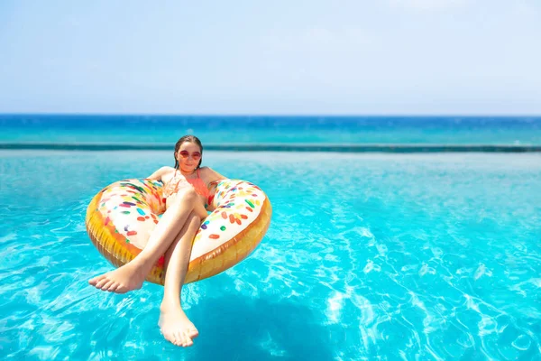 Teenager Mädchen Mit Sonnenbrille Schwimmen Auf Aufblasbaren Donut Pool Lächelnd — Stockfoto