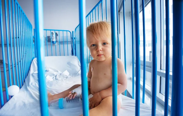 Criança Pequena Sentar Cama Hospital Com Armação Metal Grande Cateter — Fotografia de Stock