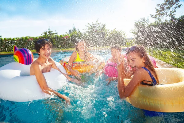 Adolescentes Meninas Com Anéis Infláveis Salpicam Piscina Brincando Juntos — Fotografia de Stock