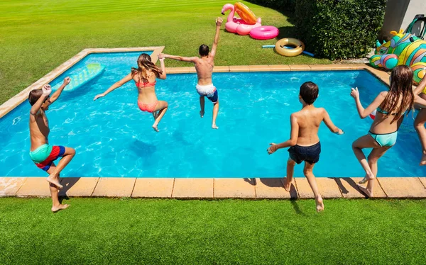 Grupo Niños Pequeños Saltar Piscina Punto Bucear Vista Desde Atrás —  Fotos de Stock