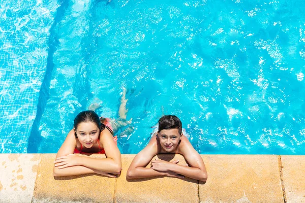 Paar Kinderen Lagen Rand Van Het Zwembad Uitzicht Van Boven — Stockfoto