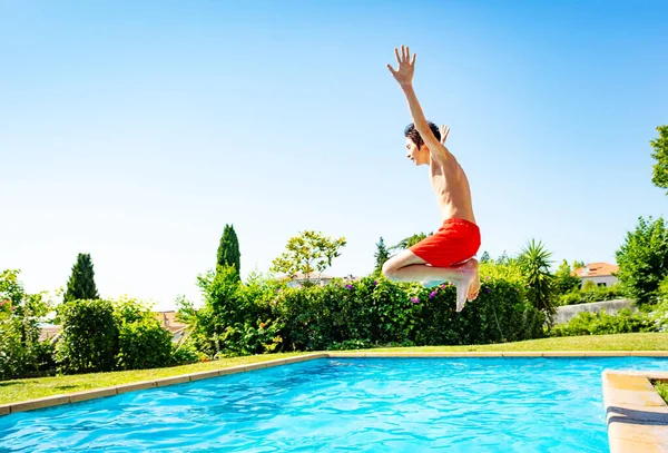 Carino Ragazzo Saltare Mezz Aria Piscina Vista Acqua Urlo Laterale — Foto Stock