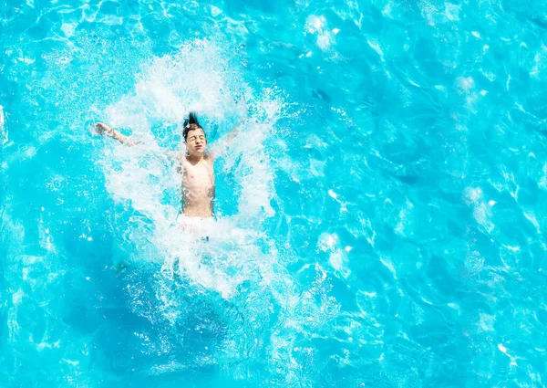 Retrato Niño Cae Agua Piscina Hacia Atrás Salpica Vista Desde — Foto de Stock