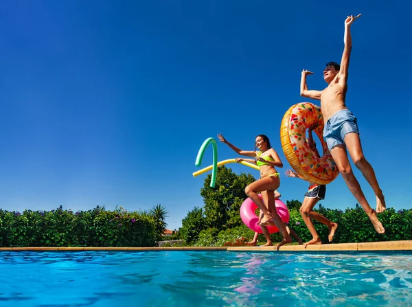 Muchos Los Niños Adolescentes Felices Sumergen Piscina Lanzan Agua Juguetes — Foto de Stock