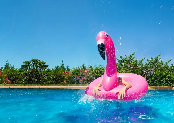 Fotografie Amuzantă Flamingo Roz Gonflabil Mâini Copil Interior Arătând Pasăre — Fotografie, imagine de stoc