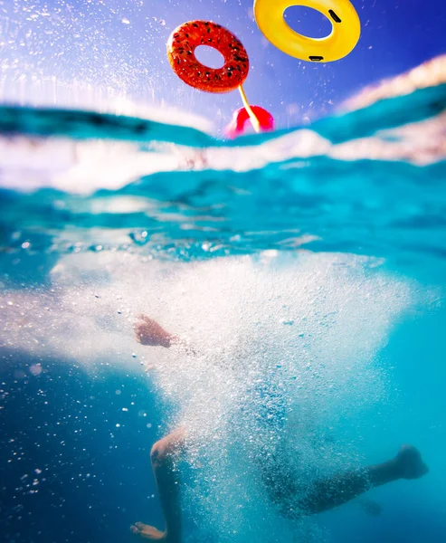 Foto Dividida Niño Buceando Agua Piscina Natación Con Salpicaduras Burbujas —  Fotos de Stock