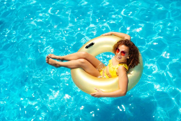 Nettes Junges Lockiges Mädchen Mit Sonnenbrille Schwimmt Pool Auf Aufblasbarem — Stockfoto