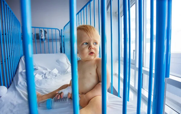 Pequeño Niño Sentado Cama Del Hospital Con Gran Marco Metal —  Fotos de Stock