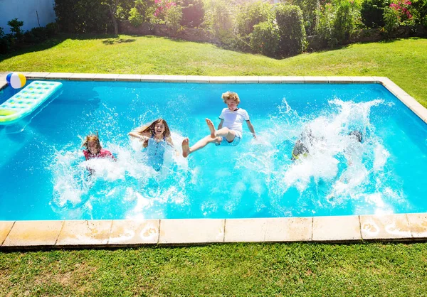 Riendo Niños Caen Chapotean Piscina Vista Agua Desde Arriba Fuera —  Fotos de Stock