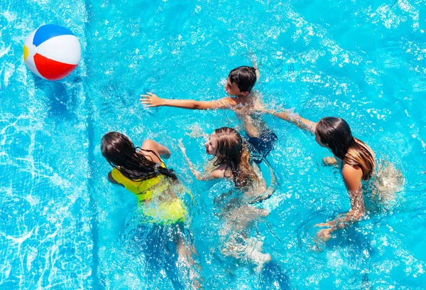 Grupp Många Barn Hoppa Efter Uppblåsbar Boll Spela Poolen Utsikt — Stockfoto