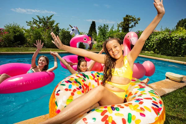 Lächelndes Mädchen Der Gruppe Von Freunden Spielen Spaß Haben Schwimmbad — Stockfoto