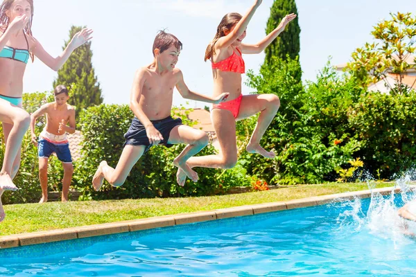 Eine Gruppe Von Kindern Springt Während Der Sommerferien Mit Erhobenen — Stockfoto