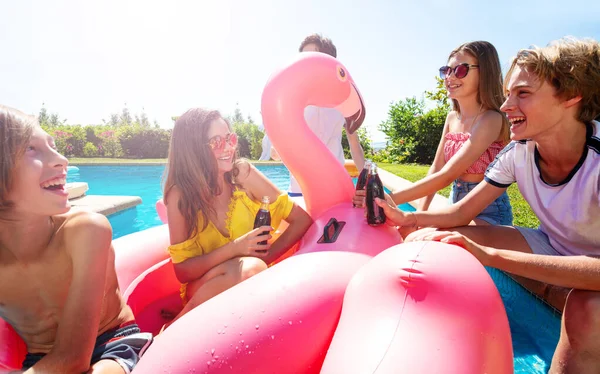 Viele Teenager Plaudern Trinken Limo Und Feiern Mit Aufblasbaren Flamingo — Stockfoto