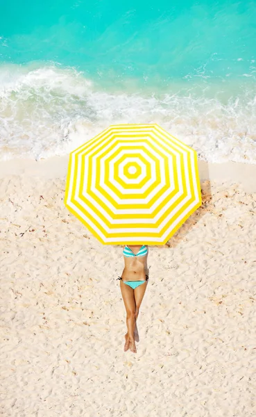 Pohled Shora Ženu Pláži Pod Slunečníkem Při Opalování — Stock fotografie