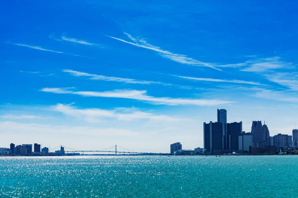 Güneşli Bir Günde Detroit Nehri Şehri Üzerindeki Elçi Köprüsü Manzarası — Stok fotoğraf