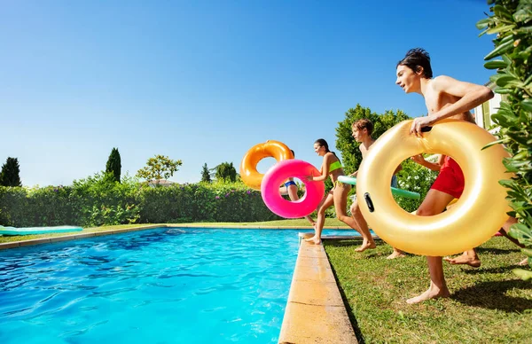 Gruppo Bambini Adolescenti Felici Con Boe Gonfiabili Corrono Piscina Saltando — Foto Stock