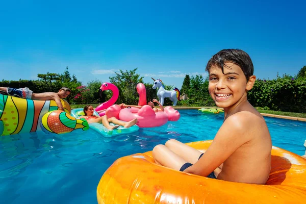 Birçok Arkadaş Güler Yüzlü Çocuk Oyun Oynuyor Yüzme Havuzunda Eğleniyor — Stok fotoğraf