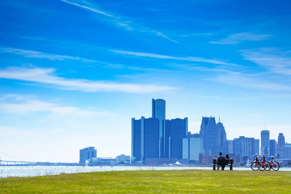 Rio Detroit Com Vista Para Centro Cidade Lindo Casal Sentar — Fotografia de Stock