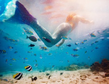 Sırtından kuyruğu olan bir kızın portresi okyanusta suyun altında yüzüyor.
