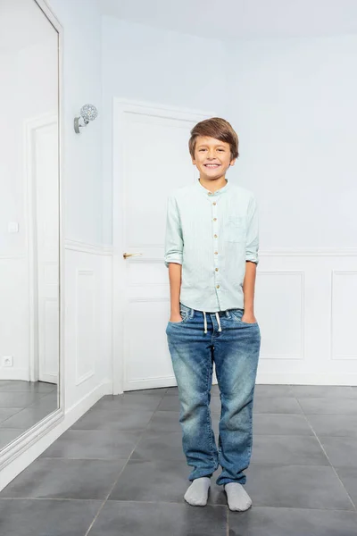 Pełny Portret Małego Chłopca Domu Uśmiechającego Się Patrzącego Kamerę — Zdjęcie stockowe