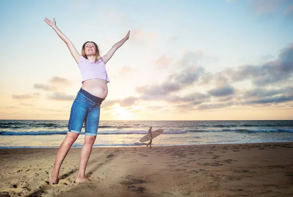 Feliz Mulher Grávida Calma Durante Férias Praia Areia Levantar Mãos — Fotografia de Stock