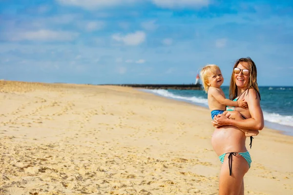 Gelukkig Lachen Portret Van Een Moeder Met Kleine Blonde Glimlach — Stockfoto