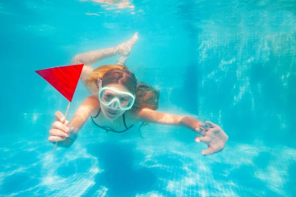 Chica Feliz Nadar Bajo Agua Una Piscina Con Bandera Roja —  Fotos de Stock