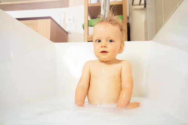 Glückliches Porträt Eines Kleinen Kleinen Blonden Jungen Der Badewanne Sitzen — Stockfoto