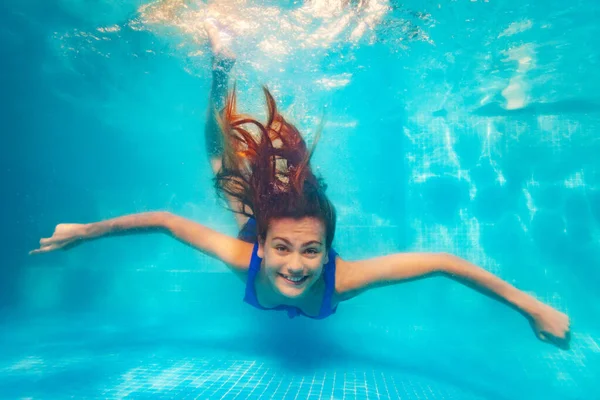 Feliz Sorrindo Menina Adolescente Com Grande Sorriso Nadar Debaixo Água — Fotografia de Stock