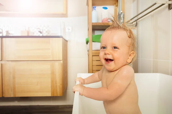 Lachendes Porträt Eines Kleinen Jungen Rand Der Badewanne Badezimmer Stehen — Stockfoto