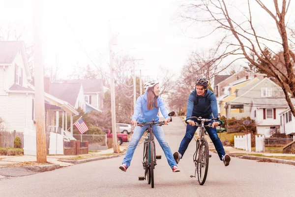 Jovem Casal Passeio Bicicleta Divertido Levantando Pernas Sorriso Rua Urbana — Fotografia de Stock