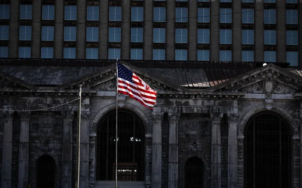 Moody Imagem Bandeira Dos Eua Frente Abandonado Michigan Central Train — Fotografia de Stock