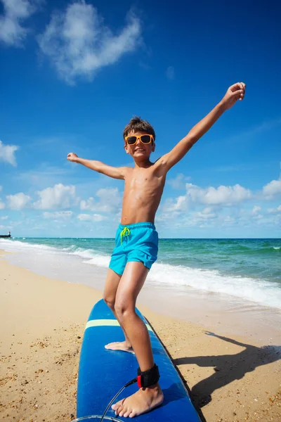 Αγόρι Κατάρτισης Για Οδηγούν Ιστιοσανίδα Στην Παραλία Κατά Διάρκεια Του — Φωτογραφία Αρχείου