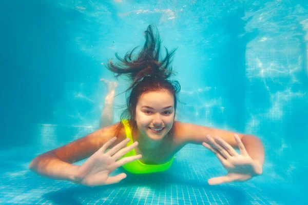 Feliz Sorrindo Menina Adolescente Com Palmas Abertas Mãos Expressão Grande — Fotografia de Stock