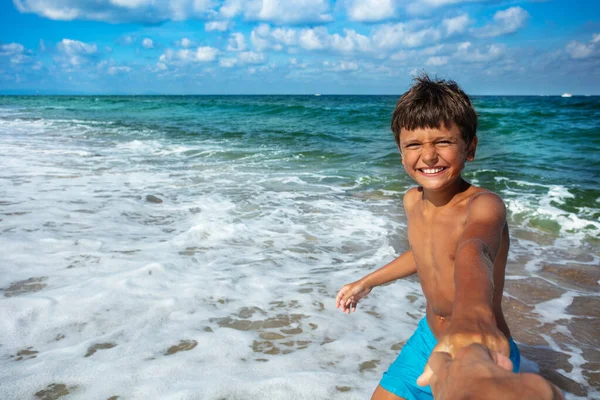 Felice Bambino Sorridente Tirare Mano Dei Genitori Mare Con Grande — Foto Stock