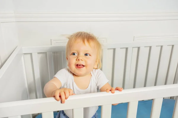 Trevlig Liten Blond Pojke Står Barnsäng Med Glada Ansikte — Stockfoto