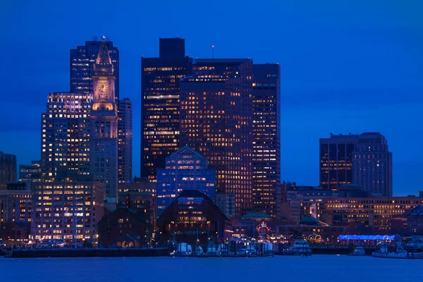 Boston Şehir Merkezinden Marina Aydınlık Gökdelenlerle Çekilmiş Bir Gece Fotoğrafı — Stok fotoğraf