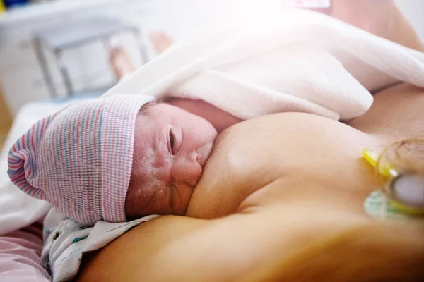 Foto Perto Mãe Amamentando Bebê Recém Nascido Após Parto Hospital — Fotografia de Stock