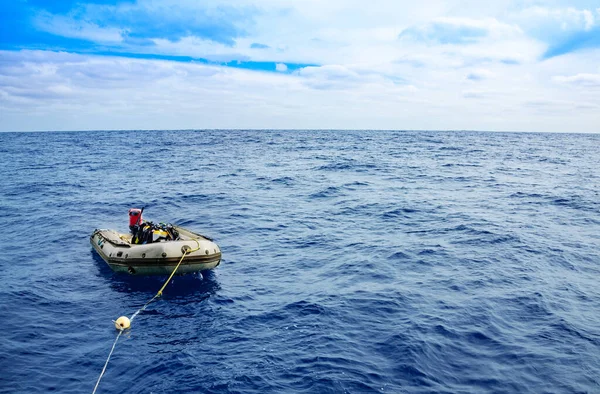 Şişme Dalış Botu Okyanusta Tank Ekipmanlarla Dalış Için Hazır — Stok fotoğraf