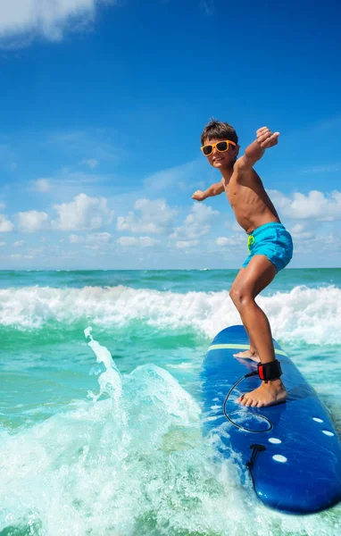 Foto Niño Montando Tabla Surf Las Pequeñas Olas Del Mar — Foto de Stock