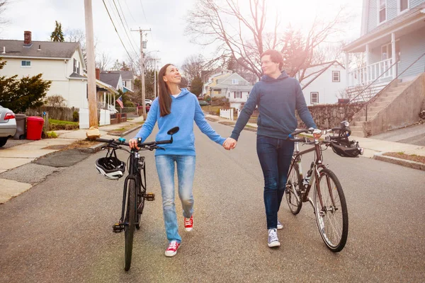 Jovem Casal Feliz Andar Rua Segurando Bicicletas Olhando Para Cima — Fotografia de Stock