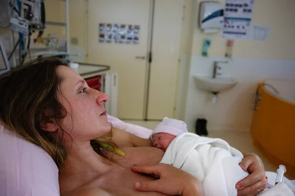 Жіноче Грудне Вигодовування Новонародженої Дитини Після Пологів Лікарні — стокове фото