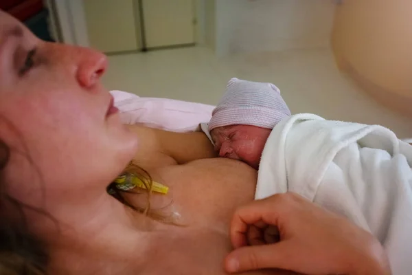 Nyfött Barn Nya Mammas Händer Ammar Efter Förlossningen Sjukhus — Stockfoto