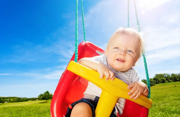 Photo Little Boy Swings Field Park Background — Stock Photo, Image