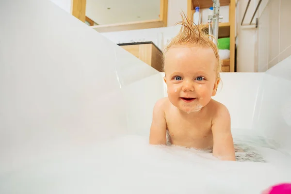 Felice Espressione Interessata Ritratto Bambino Giocare Nel Bagno Con Schiuma — Foto Stock