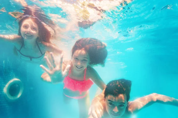 Grupo Tres Amigos Niños Bucean Bajo Agua Juntos Agitando Las —  Fotos de Stock
