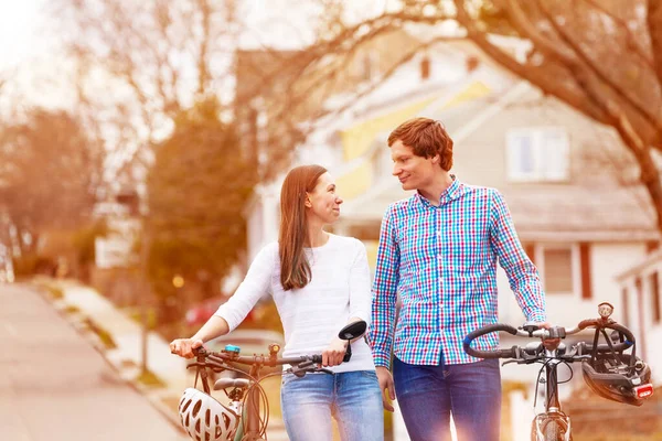 Bela Caminhada Jovem Casal Com Bicicletas Fora Típica Rua Urbana — Fotografia de Stock