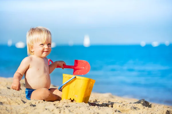 Little Szczęśliwy Blond Chłopiec Grać Małym Wiadro Plaży Pobliżu Morza — Zdjęcie stockowe