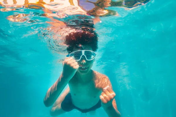 Портрет Счастливого Мальчика Маске Подводного Плавания Положительным Победным Жестом Кулака — стоковое фото